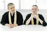 「「母が朦朧としている時にリズムネタを…」現役僧侶の異色お笑いコンビ・観音日和　芸人修業中に経験した「最愛母との悲しい別れ」」の画像1