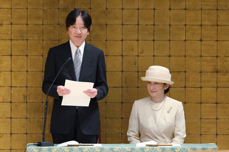 《皇族では非常に珍しい》秋篠宮ご夫妻　神社本庁の記念式典で「万歳」…天皇皇后両陛下、上皇ご夫妻がなさらない“理由”