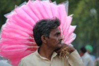 「綿あめ」に発がん性？　インドで販売を禁止する自治体が続々