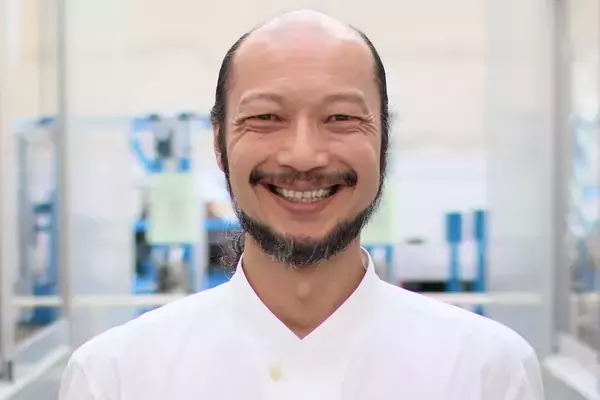 「出かけるときは帽子が必須に」『8番出口』おじさん役の河内大和が明かすブレイク後の“劇的な変化”