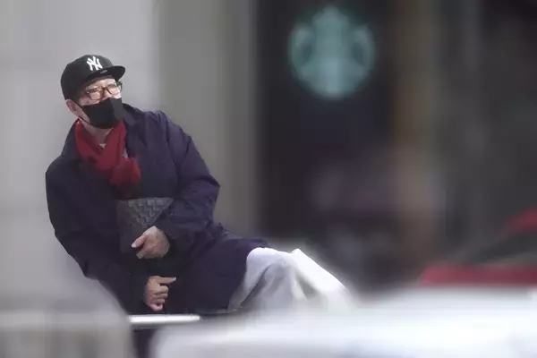 《衰えぬ奔放生活》田原俊彦（64）　30代女性との白昼堂々ドライブデートを目撃！身に着けていた「おそろいアイテム」