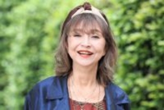 松田翔太に「あなたのお父さんとはベッドシーンをした仲なのよ」女優・秋川リサが語る『探偵物語』と松田優作