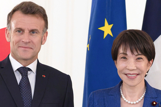 「びっくりした」高市首相と“かめはめ波”ポーズ…マクロン大統領の動画に映り込んだ55歳“激シブ”俳優にネット騒然