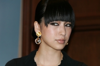 《真似したらアカン》43歳“紅白出場”女性歌手「1日4食ケンタ」の衝撃食生活　目のやり場に困るタトゥーも…貫く独自スタイル