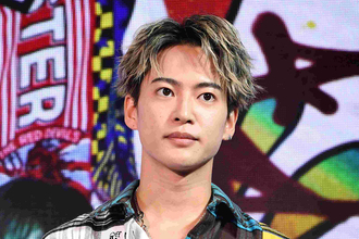 「スター気取り」三山凌輝　疑惑後もド派手グラサンでマネージャーに荷物持たせる“大物”ぶりに疑問の声…前回騒動から変わらぬ“KY強メンタル”