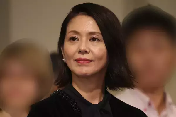 「孤独死しそうで心配」小泉今日子　“略奪不倫”の豊原功補と破局…たびたび仄めかしていた“予兆”
