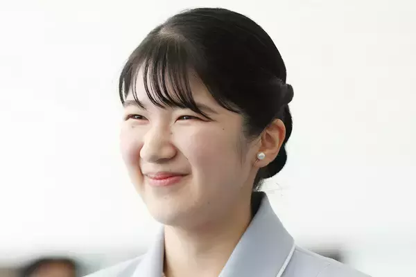 《小豆色とクリーム色がお好み》愛子さま　初の外国公式訪問を彩った“ラオスファッション”全11着をプレイバック