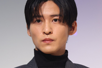 「目のやり場に困ってそう」目黒蓮　超人気女性アイドル（29）の“胸元ぱっくりドレス“が物議…思わず“チラ見“する場面も