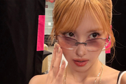「きわどくて心配」TWICE・モモ　“両脇丸見え”ファッションにファン沸騰…“だらしない”ドレスも話題