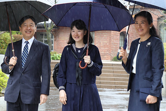 愛子さまは雨のご取材対応、眞子さんは佳子さまと揃って通学…写真で振り返る高校入学の思い出