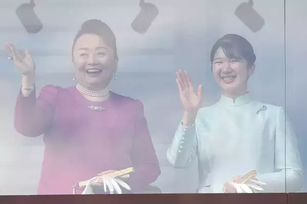 《愛子さまとは笑顔でお話も…》信子さま　隣の長女・彬子さまとは目も合わされず…一般参賀でも隠されなかった「母娘の深刻な溝」