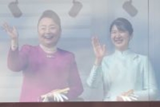 《愛子さまとは笑顔でお話も…》信子さま　隣の長女・彬子さまとは目も合わされず…一般参賀でも隠されなかった「母娘の深刻な溝」