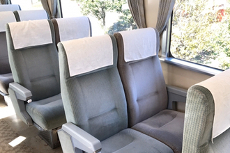 《トラブル恐れ泣き寝入りの人も》電車、バスの座席で足や肩を広げる“領域侵犯”問題が話題…JR、東京メトロが示した「対応策」