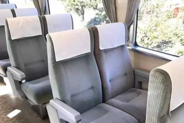 《トラブル恐れ泣き寝入りの人も》電車、バスの座席で足や肩を広げる“領域侵犯”問題が話題…JR、東京メトロが示した「対応策」