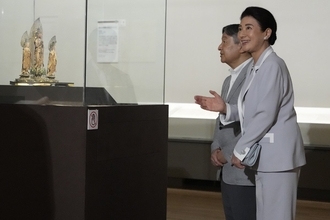 《膝を曲げご鑑賞》雅子さまも「美しいですね」と…感嘆の声を上げられた「仏像」とは