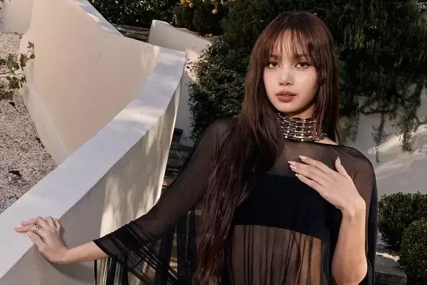 《塩顔好き？》BLACKPINK・リサ　新“熱愛相手”2人が朝ドラ俳優に“そっくり”と話題…過去には“公開イチャイチャ”で大炎上も