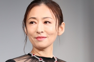 松雪泰子　25歳長男が舞台俳優に！本誌が目撃していた“愛息の恩返し”車送迎