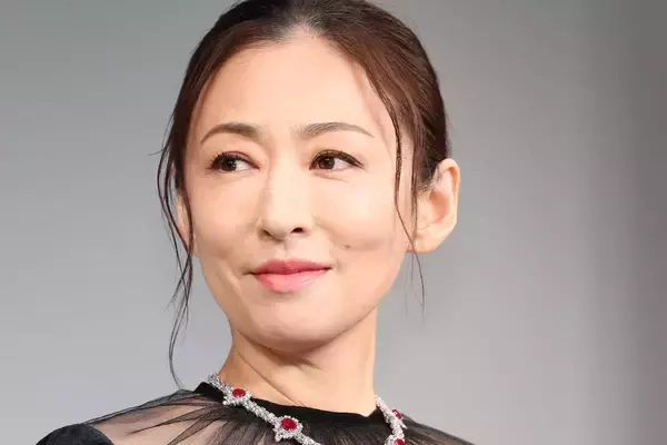 松雪泰子　25歳長男が舞台俳優に！本誌が目撃していた“愛息の恩返し”車送迎