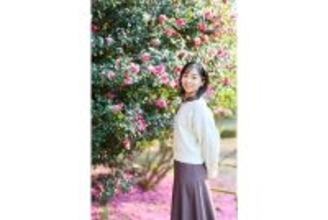 《「アイドル級の可愛さ」の声も》佳子さま　ピンク色のサザンカを背景に微笑まれ…華やかさ増す“ご近影”に絶賛続々