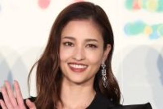 黒木メイサ　14歳年下“超大物二世”恋人とのツーショットを初目撃！手繋ぎ、お揃いキャップのラブラブぶり