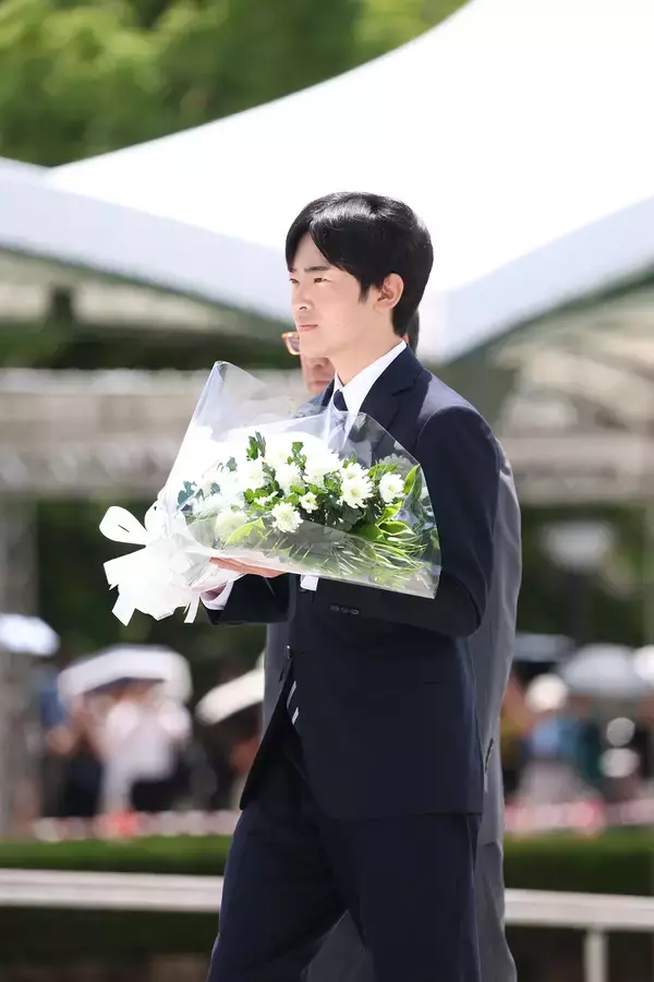 《さまざまなご表情を》悠仁さま　原爆死没者慰霊碑への供花・拝礼の後に広島市民とご交流…78歳女性に明かした”青春の味”