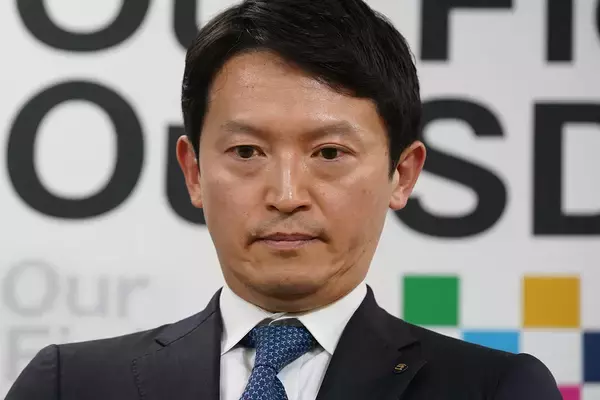 「死者を冒涜するな！」斎藤元彦知事　“パワハラ認定”後初の定例会見で記者が怒りの追及…公用PCの中身言及に怒号