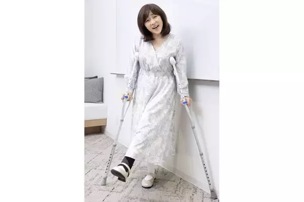「足がぶらんぶらんに」松本明子が語る還暦直前の大骨折…ボルト12本の壮絶手術に夫の“全裸介助”も
