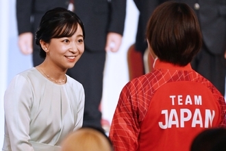 《大きな花が4輪》佳子さま　「アプリコットの髪飾り」でTEAM JAPANを応援した「理由」