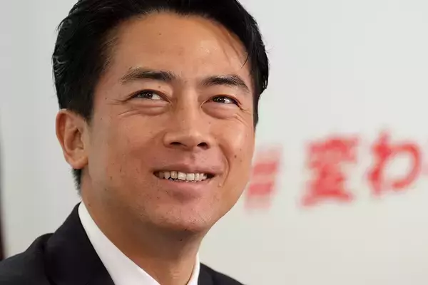 「どっちも兄弟で政治家と俳優だ！」小泉進次郎氏の元を訪れた59歳“市長”にネットが沸いたワケ