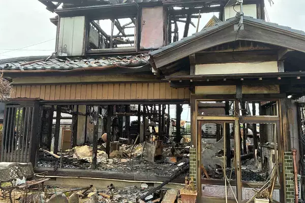 千葉・住宅火災　4人の遺体も2人は半年以上前に死亡…近隣住民は「父親以外見かけなかった」証言で“深まる謎”
