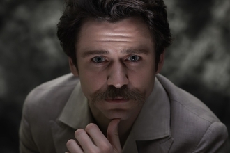 朝ドラ『ばけばけ』ヘブン役俳優が教えてくれた本当にあった怖い話「ベッドの端に長い黒髪の女性が」