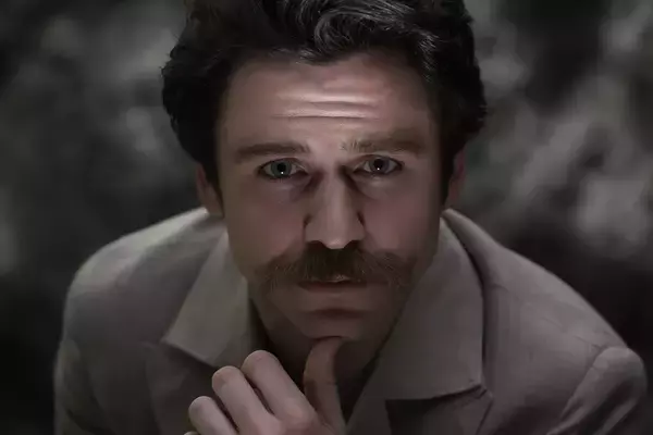 朝ドラ『ばけばけ』ヘブン役俳優が教えてくれた本当にあった怖い話「ベッドの端に長い黒髪の女性が」