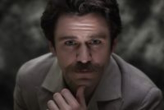 朝ドラ『ばけばけ』ヘブン役俳優が教えてくれた本当にあった怖い話「ベッドの端に長い黒髪の女性が」