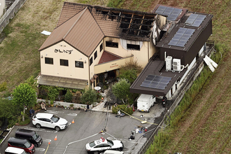 《“超大物芸能人”とも親交》岐阜ケーキ店火災　関与疑惑の死亡男性が晩年に執心していた「宗教活動」