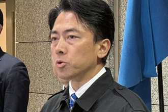 「アングルが変だぞ」小泉防衛大臣が“モデル並み”のスタイルに…熊本地震当日の報道官SNS写真に「勘違いしてる？」とツッコミ殺到