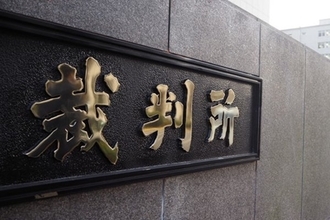 善意の“室内介助”が命取りに…送迎後転倒で1800万円賠償判決、施設側の「受け入れ拒否」で迫る介護難民危機