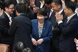 「高市首相の背後に“応援団”ズラリ、党首討論で異様な「立ち見・拍手」に識者も唖然…野党の追及不十分で議論空転」の画像1