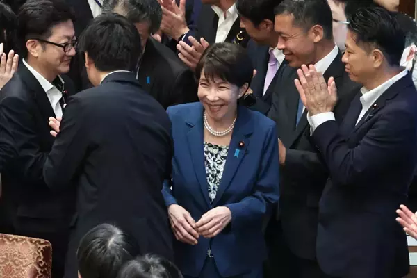 高市首相の背後に“応援団”ズラリ、党首討論で異様な「立ち見・拍手」に識者も唖然…野党の追及不十分で議論空転