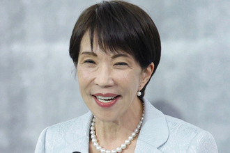 「天皇陛下より拍手が大きかった」日本維新の会の元参院議員　昭和100年記念式典の“高市首相アゲ”投稿に「失礼すぎます」と疑問続出…本人は「アイロニー」と反論