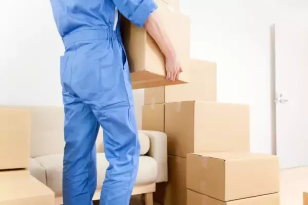 壁をドンドン叩く迷惑な隣人。窓越しに撮影しようとしたら…スマホの画面に現れた“あり得ないもの”とは？