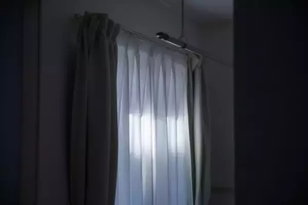 「壁をドンドン叩く迷惑な隣人。窓越しに撮影しようとしたら…スマホの画面に現れた“あり得ないもの”とは？」の画像