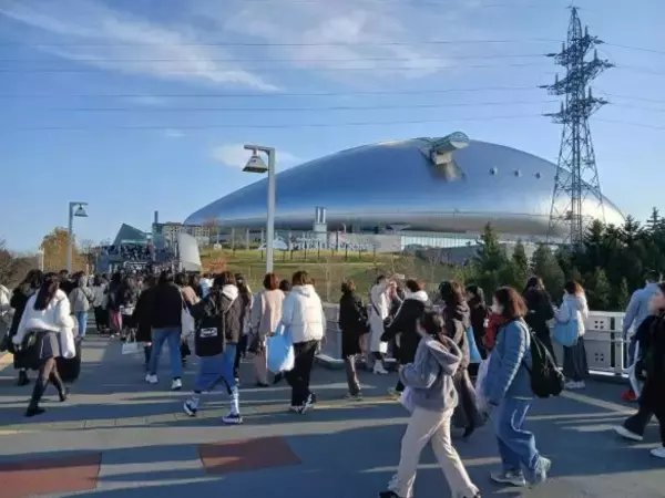 地下鉄は超満員、ホテル価格は数倍に…Snow Manファン殺到で札幌は大混乱？現地で見た“意外な状況”とは