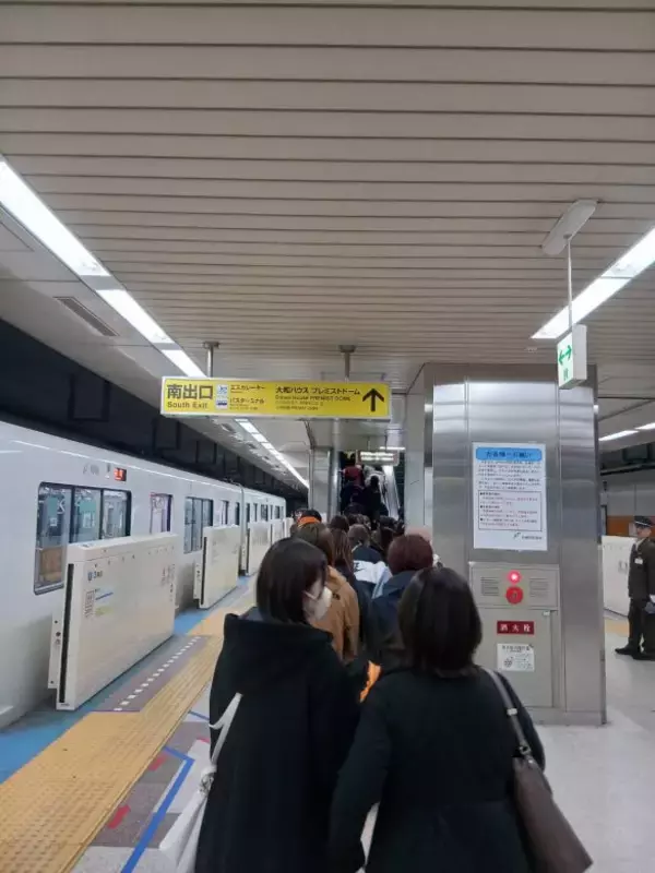 「地下鉄は超満員、ホテル価格は数倍に…Snow Manファン殺到で札幌は大混乱？現地で見た“意外な状況”とは」の画像