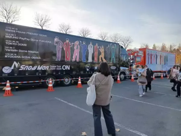 「地下鉄は超満員、ホテル価格は数倍に…Snow Manファン殺到で札幌は大混乱？現地で見た“意外な状況”とは」の画像