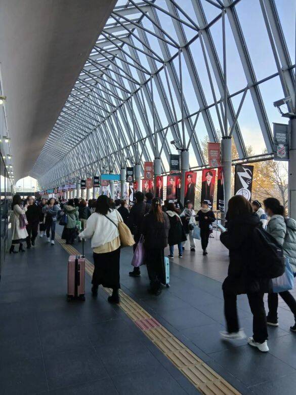 地下鉄は超満員、ホテル価格は数倍に…Snow Manファン殺到で札幌は大混乱？現地で見た“意外な状況”とは