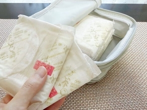 生理中の「ナプキンでポーチがパンパン…」を解決。3COINSの550円「サニタリー圧縮ポーチ」で驚くほどコンパクトに