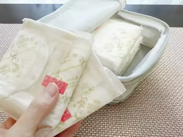 生理中の「ナプキンでポーチがパンパン…」を解決。3COINSの550円「サニタリー圧縮ポーチ」で驚くほどコンパクトに
