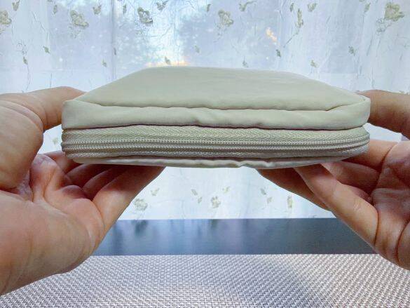 生理中の「ナプキンでポーチがパンパン…」を解決。3COINSの550円「サニタリー圧縮ポーチ」で驚くほどコンパクトに