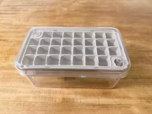 氷を一度に60個も作れる！ 3COINS「880円製氷器」は夏の必需品。ワンプッシュで取り出しも快適