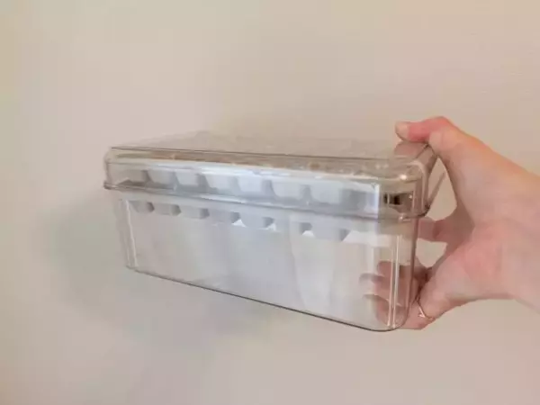 「氷を一度に60個も作れる！ 3COINS「880円製氷器」は夏の必需品。ワンプッシュで取り出しも快適」の画像